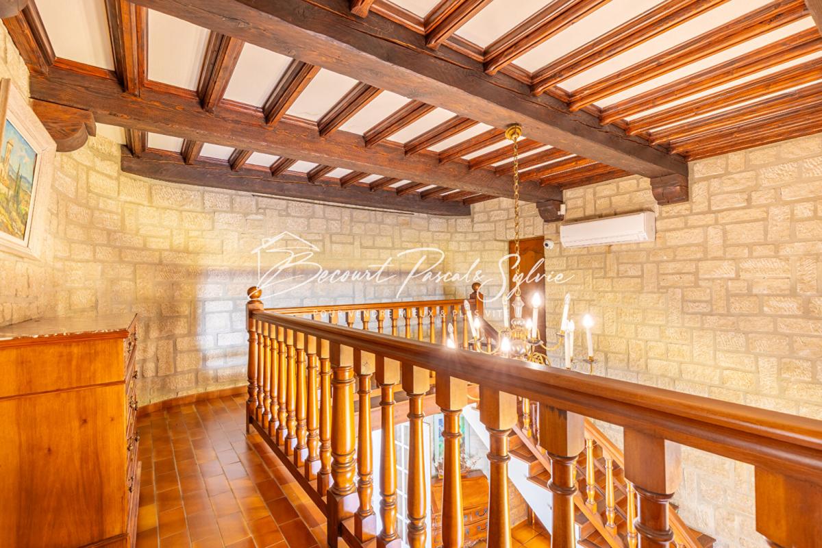 BEAUMES-DE-VENISE Beaumes-de-Venise.  Vue dominante, volumes rares, potentiel évident 12