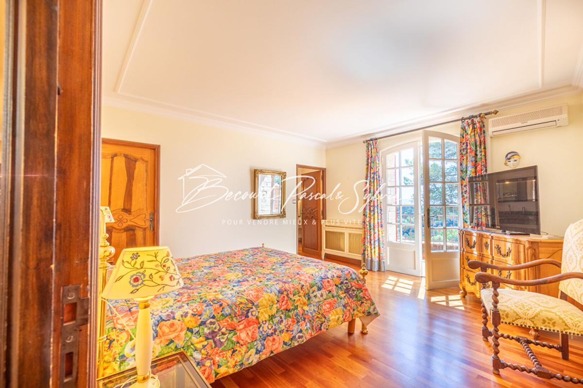 BEAUMES-DE-VENISE Beaumes-de-Venise.  Vue dominante, volumes rares, potentiel évident 13