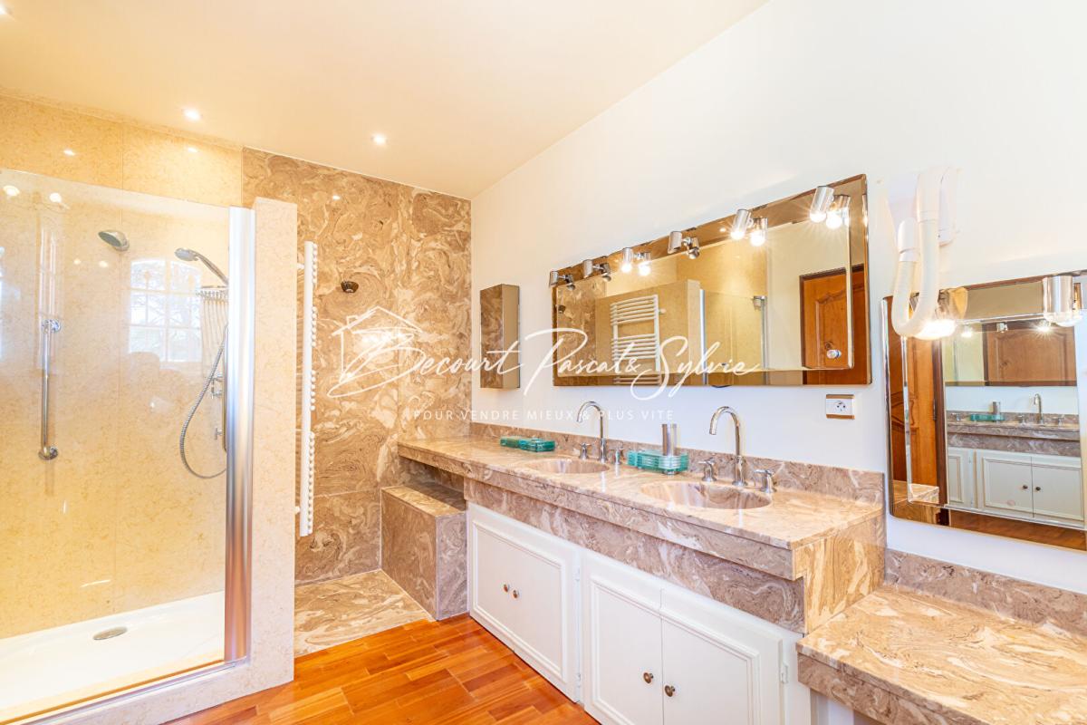 BEAUMES-DE-VENISE Beaumes-de-Venise.  Vue dominante, volumes rares, potentiel évident 14