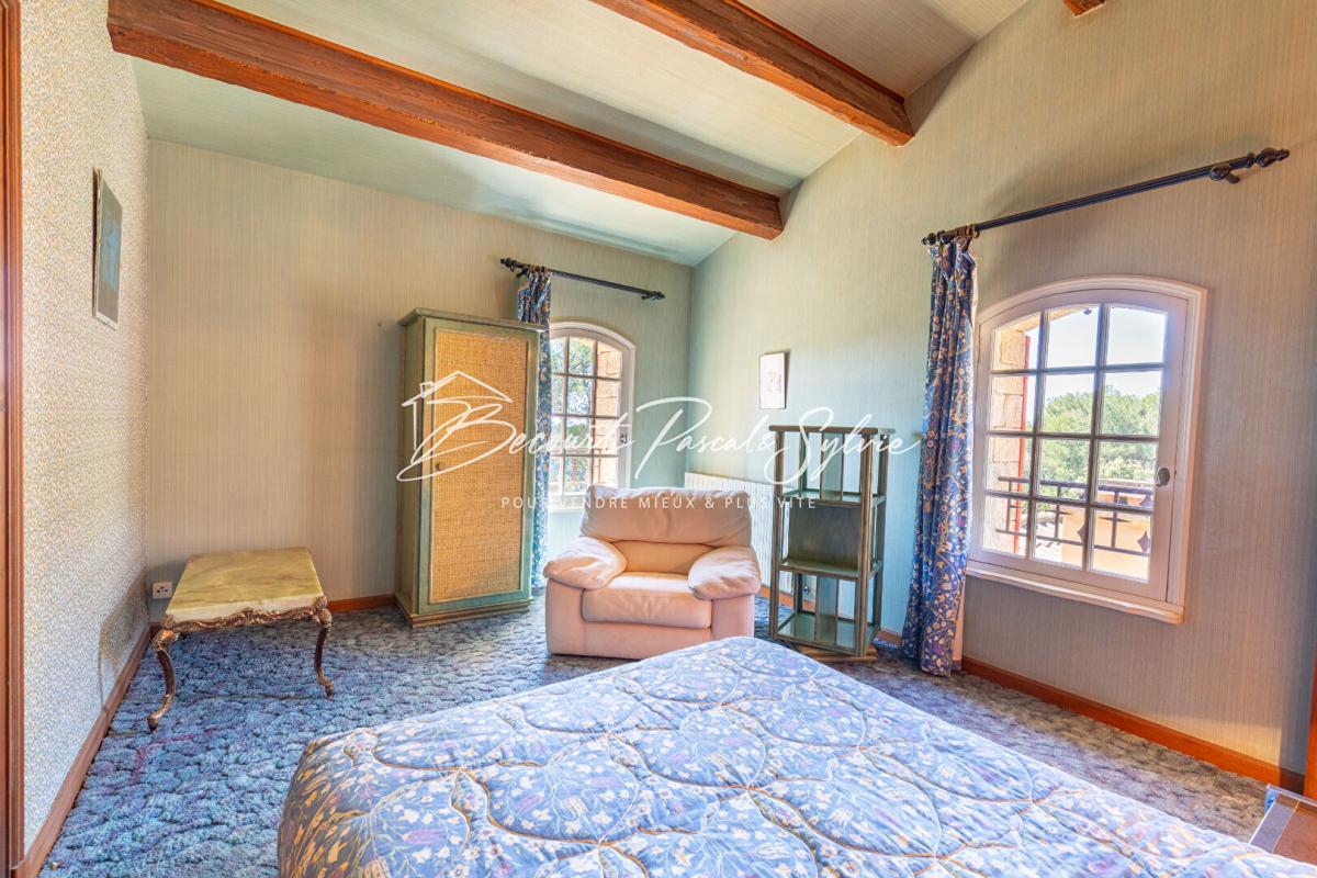 BEAUMES-DE-VENISE Beaumes-de-Venise.  Vue dominante, volumes rares, potentiel évident 15