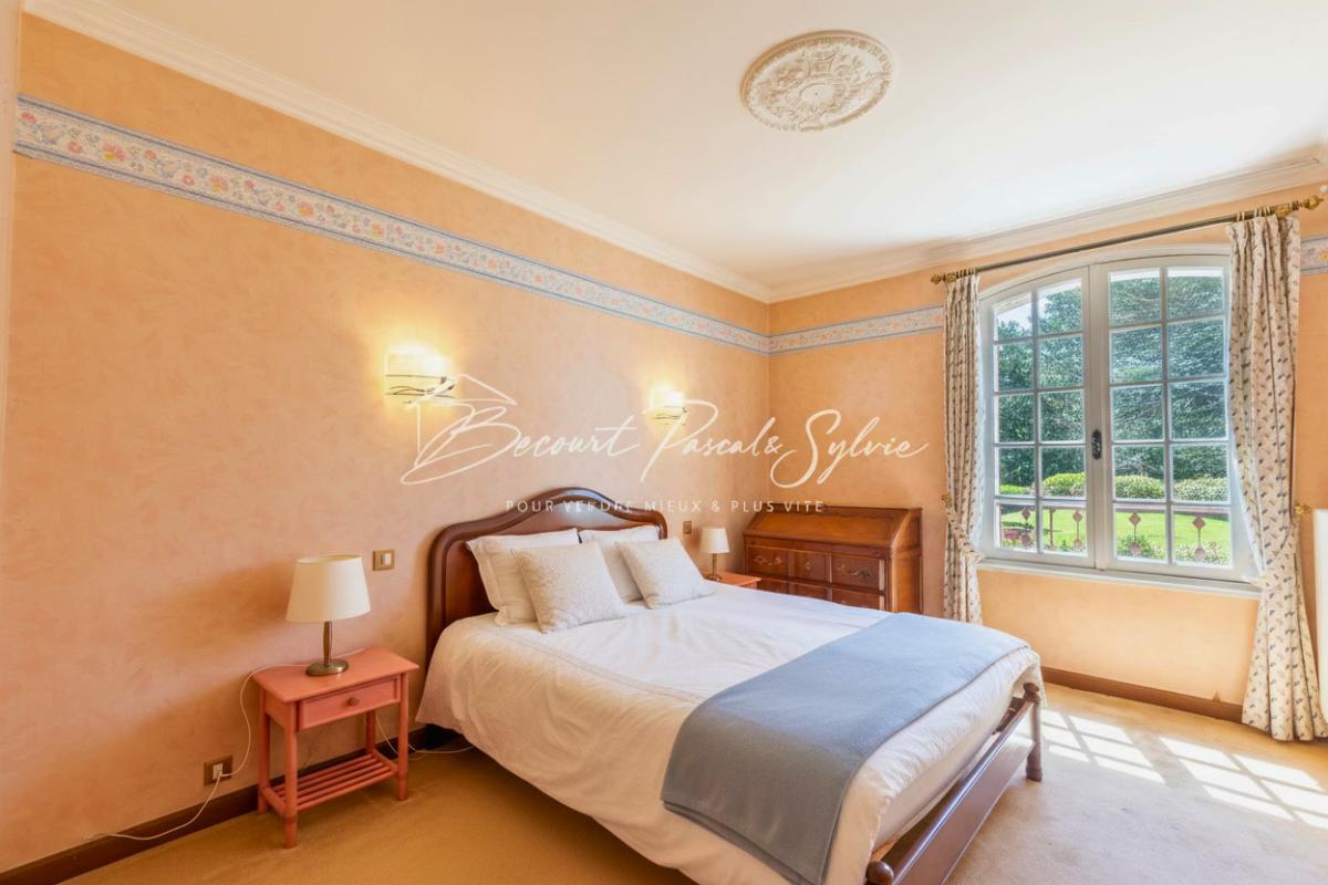 BEAUMES-DE-VENISE Beaumes-de-Venise.  Vue dominante, volumes rares, potentiel évident 16