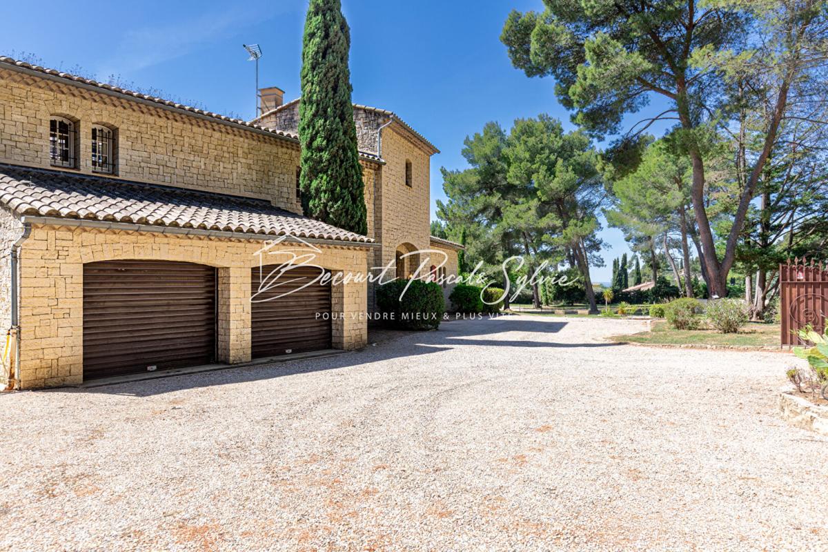 BEAUMES-DE-VENISE Beaumes-de-Venise.  Vue dominante, volumes rares, potentiel évident 17