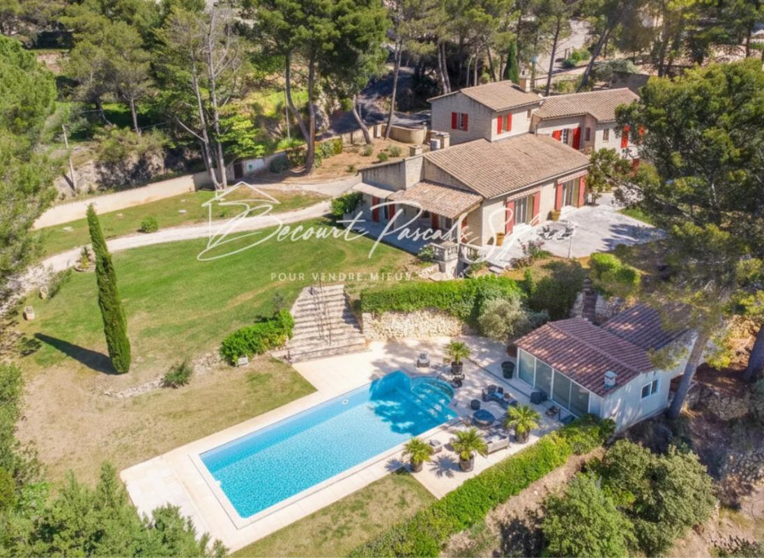 BEAUMES-DE-VENISE Beaumes-de-Venise.  Vue dominante, volumes rares, potentiel évident 18