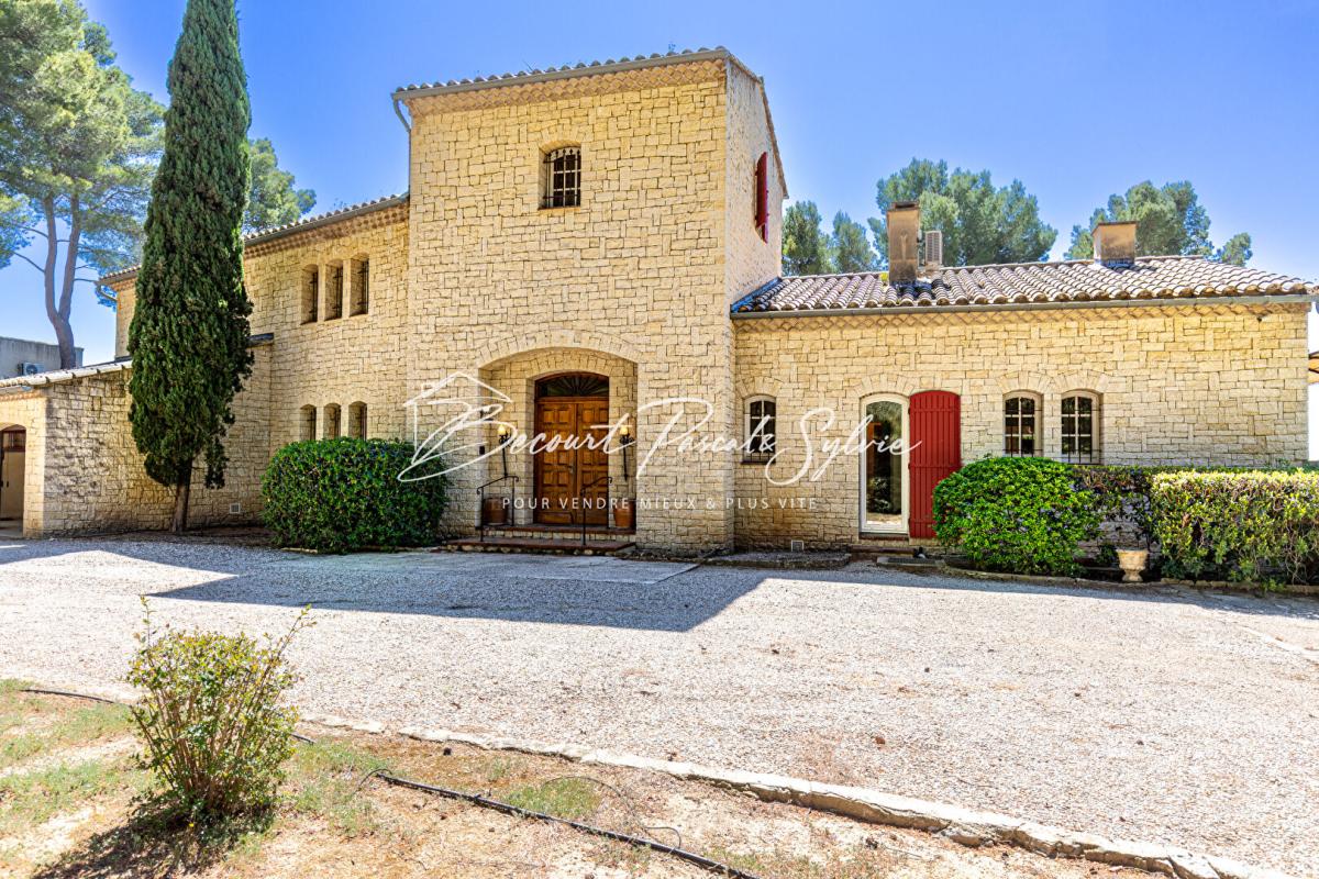 BEAUMES-DE-VENISE Beaumes-de-Venise.  Vue dominante, volumes rares, potentiel évident 3