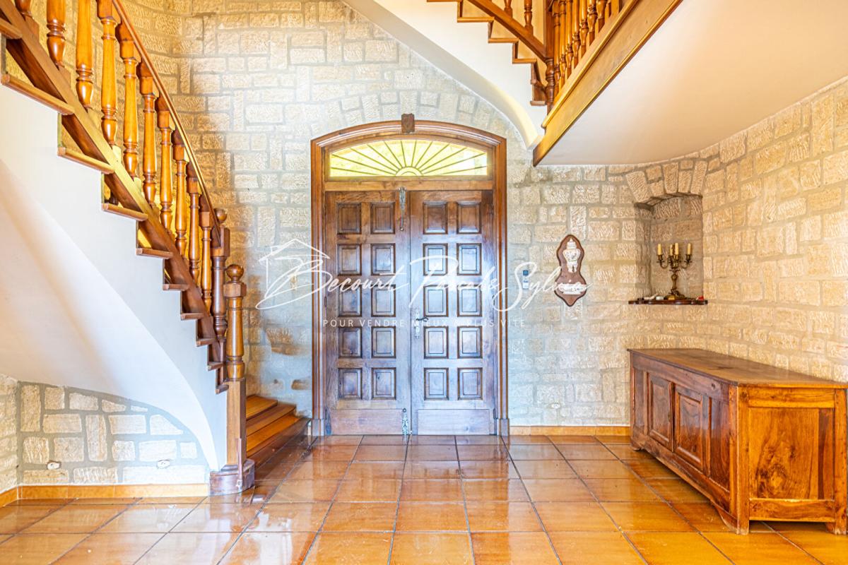 BEAUMES-DE-VENISE Beaumes-de-Venise.  Vue dominante, volumes rares, potentiel évident 5