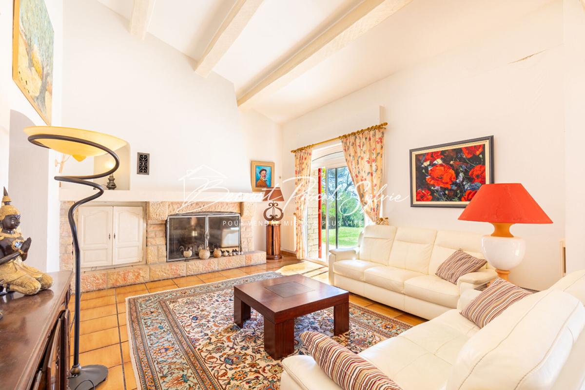 BEAUMES-DE-VENISE Beaumes-de-Venise.  Vue dominante, volumes rares, potentiel évident 6