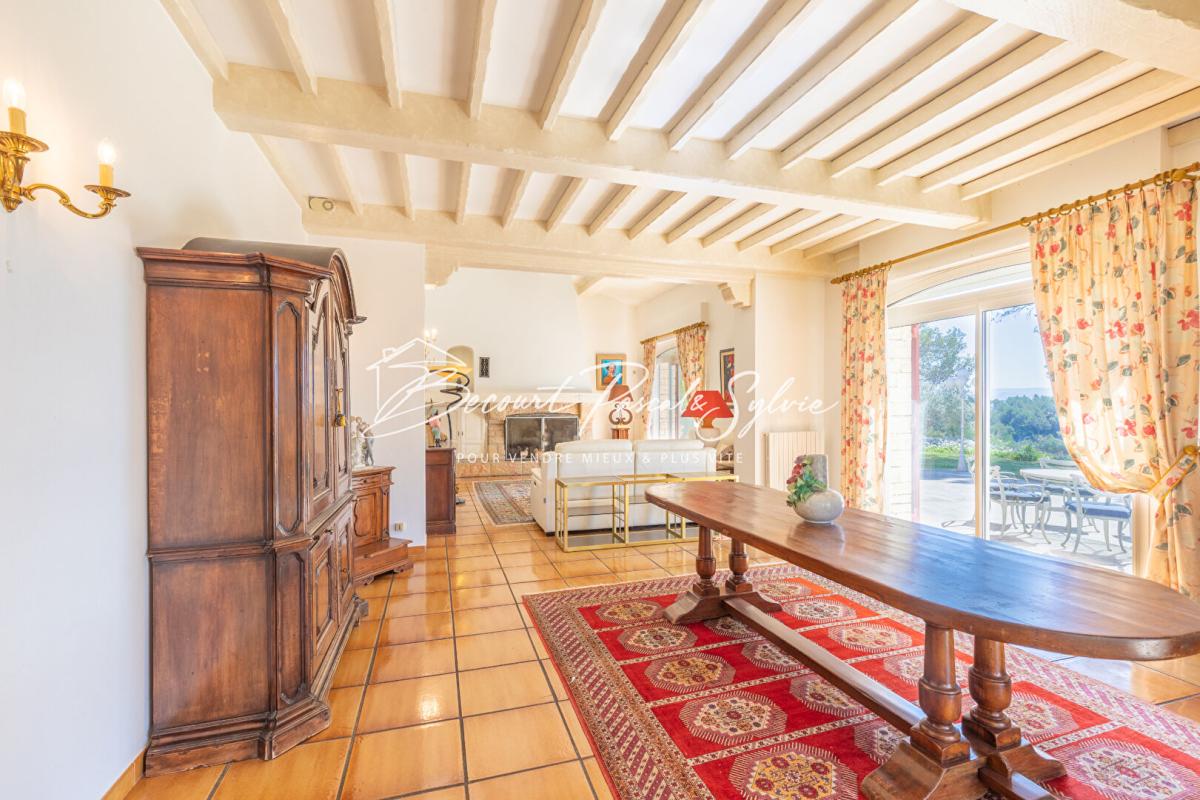 BEAUMES-DE-VENISE Beaumes-de-Venise.  Vue dominante, volumes rares, potentiel évident 7