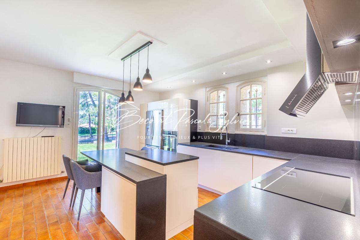 BEAUMES-DE-VENISE Beaumes-de-Venise.  Vue dominante, volumes rares, potentiel évident 8