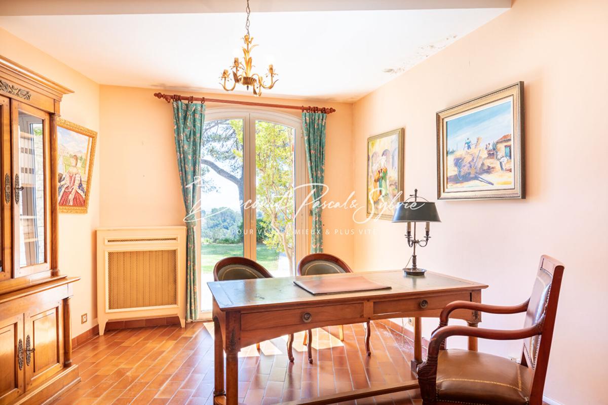 BEAUMES-DE-VENISE Beaumes-de-Venise.  Vue dominante, volumes rares, potentiel évident 9