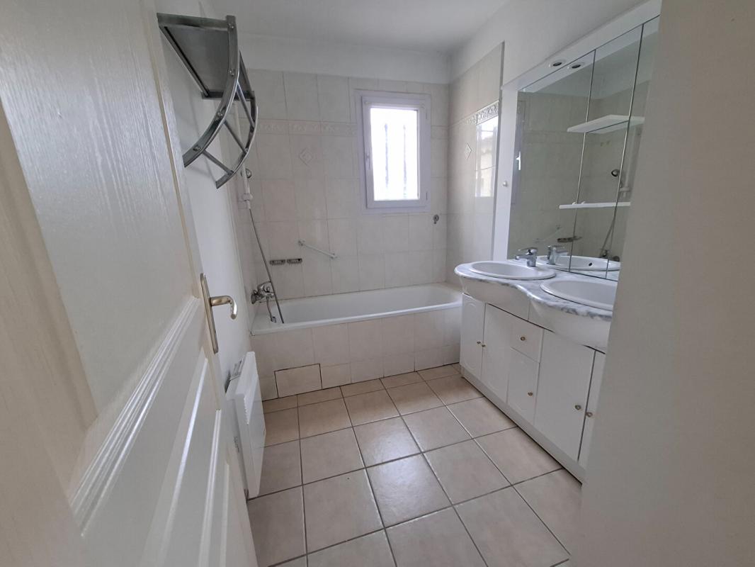 SAINT-ETIENNE-LES-ORGUES Charmante maison de plain-pied 4 pièces avec jardin 420 m², terrasse et garage ? 266 000 5