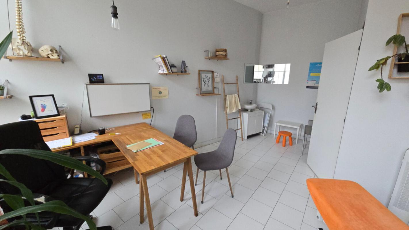 DREUX DREUX 28 - LOCAUX, PMR, 2 PARKING PRIVES 2