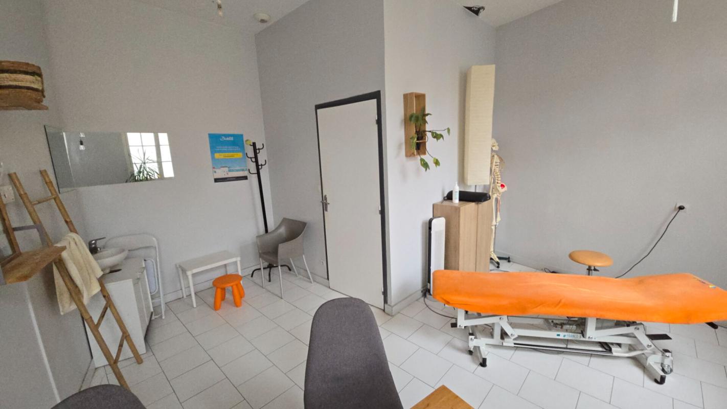 DREUX DREUX 28 - LOCAUX, PMR, 2 PARKING PRIVES 3