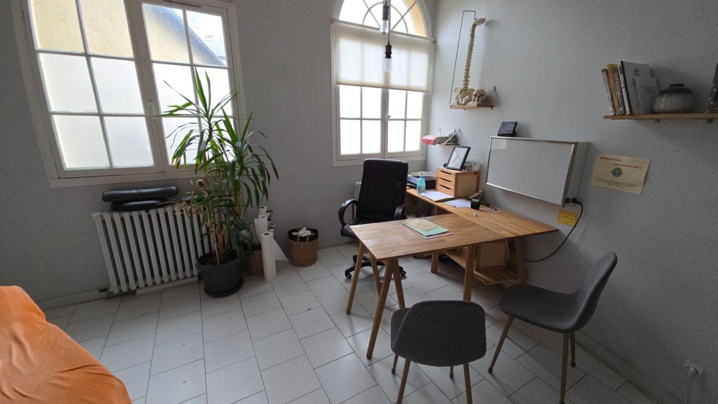 DREUX DREUX 28 - LOCAUX, PMR, 2 PARKING PRIVES 4