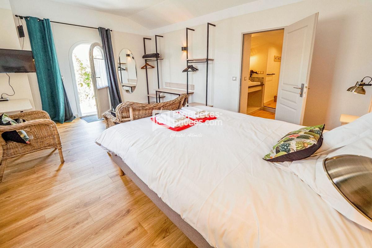 BORDEAUX BORDEAUX PELLEGRIN Chartreuse en pierre indépendante Jardin, piscine et dépendance 10