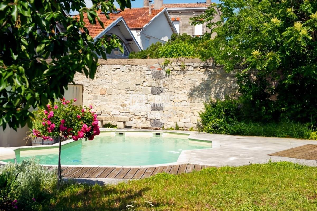 BORDEAUX BORDEAUX PELLEGRIN Chartreuse en pierre indépendante Jardin, piscine et dépendance 2