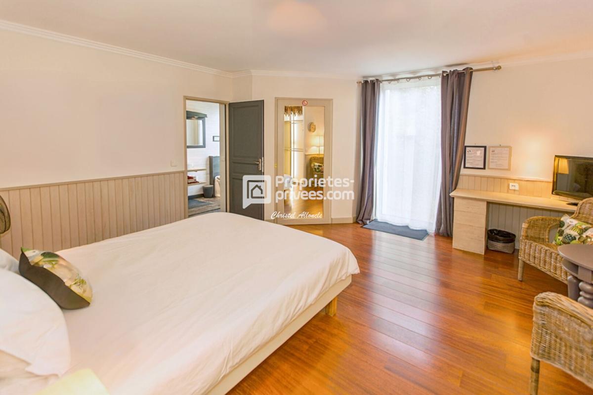 BORDEAUX BORDEAUX PELLEGRIN Chartreuse en pierre indépendante Jardin, piscine et dépendance 9