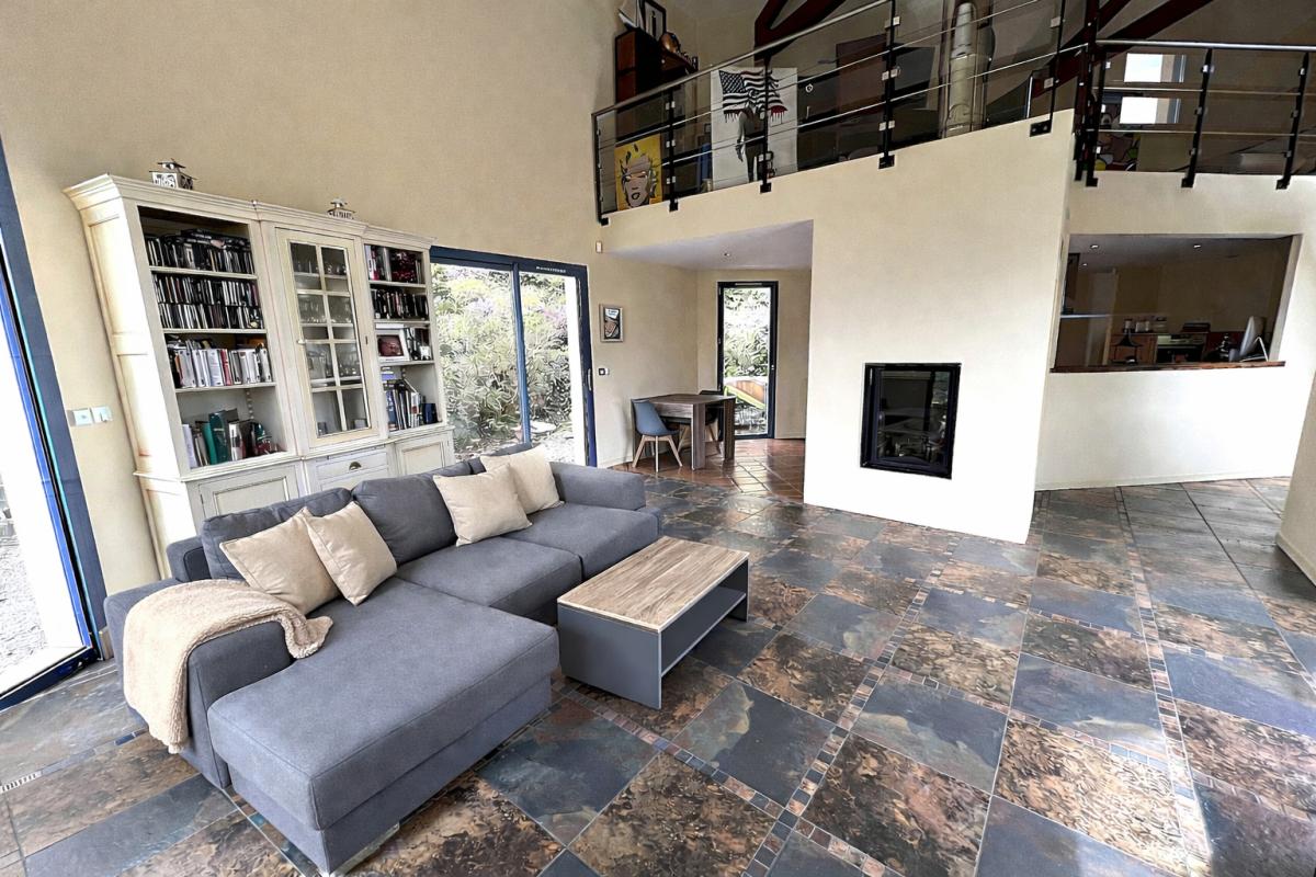 LE BOIS-D'OINGT Villa d'architecte 6 pièces 175 m2  sur terrain de 1214m2 1