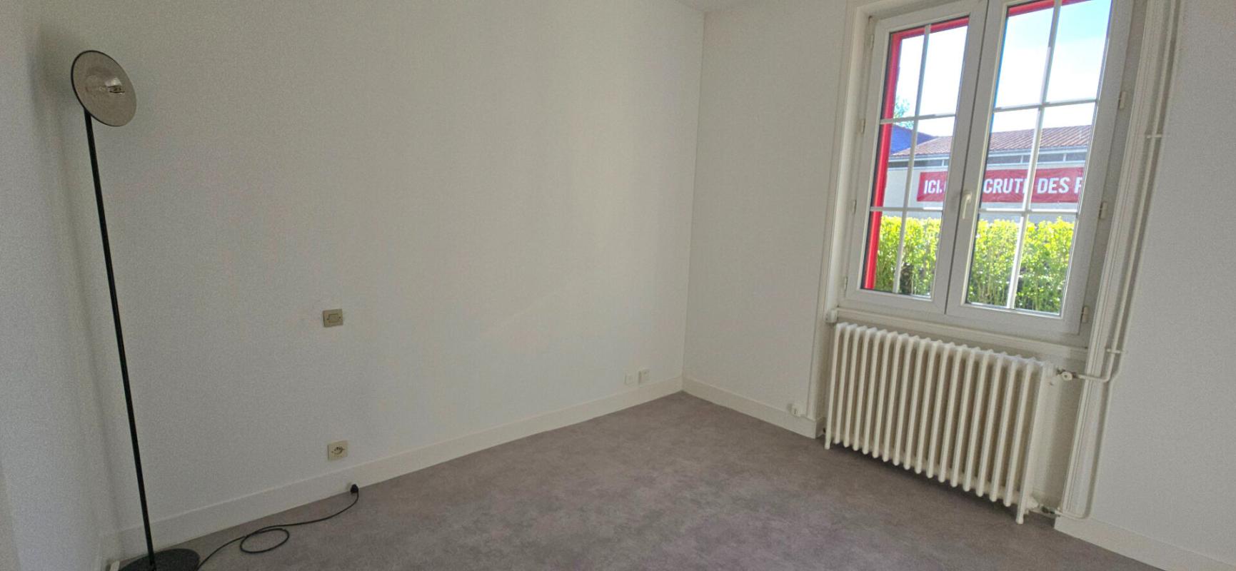 RIBERAC Maison individuelle rénovée, avec jardin et deux garages, au coeur de Ribérac 10