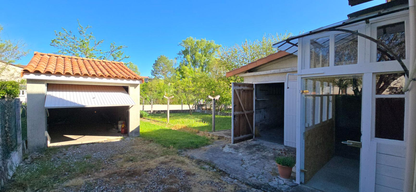 RIBERAC Maison individuelle rénovée, avec jardin et deux garages, au coeur de Ribérac 2