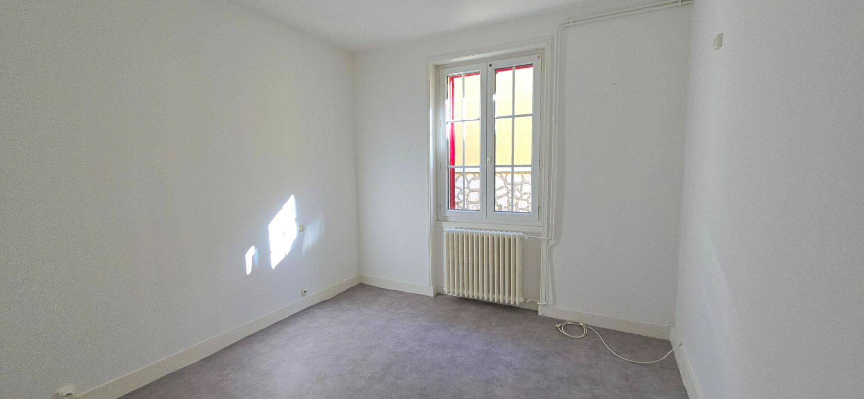 RIBERAC Maison individuelle rénovée, avec jardin et deux garages, au coeur de Ribérac 8