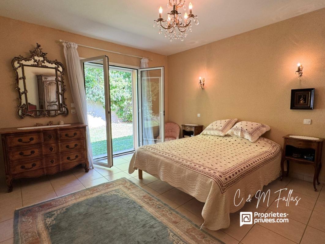 MALAUCENE VILLA de plain-pied ,170 m², piscine intérieure, parc arboré, garage 11