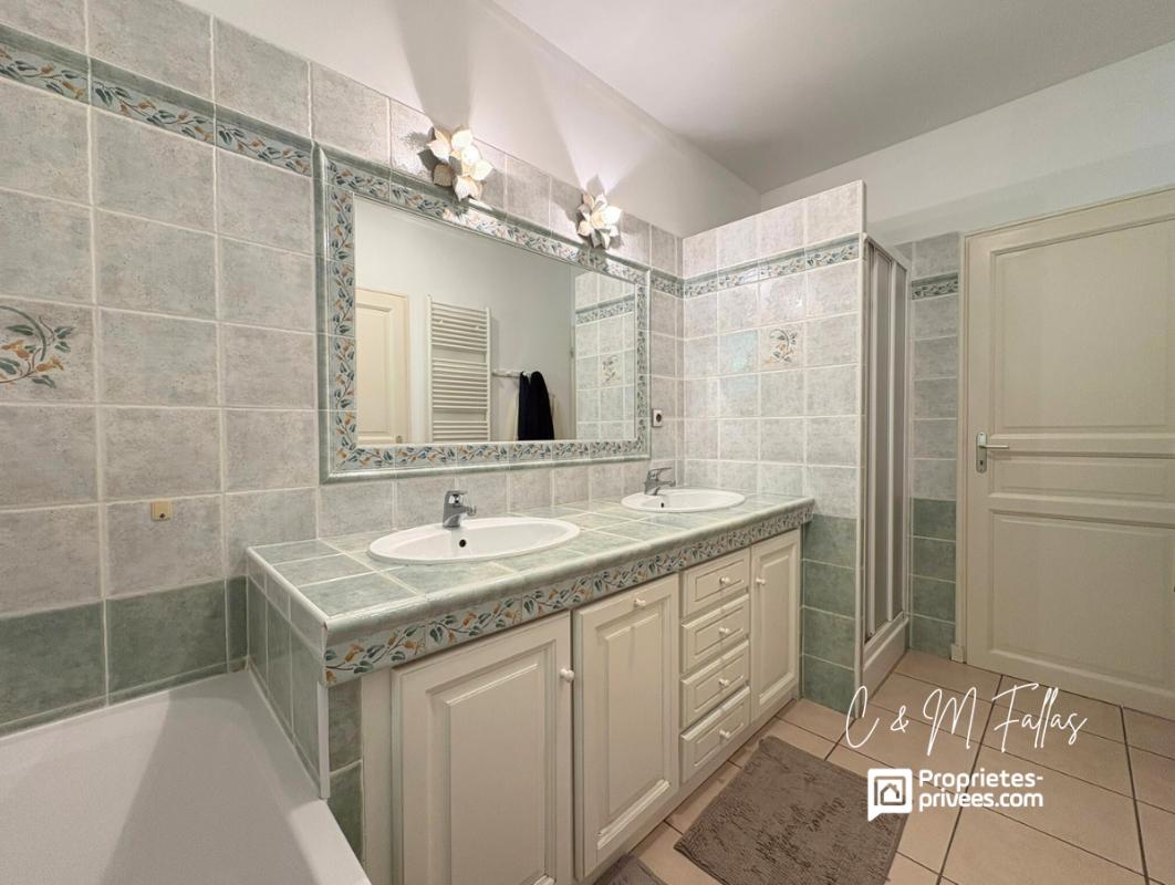 MALAUCENE VILLA de plain-pied ,170 m², piscine intérieure, parc arboré, garage 12