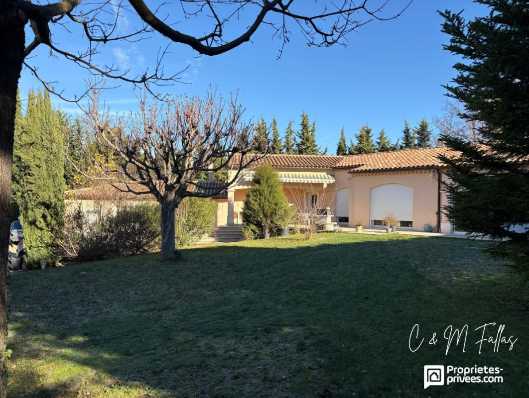 MALAUCENE VILLA de plain-pied ,170 m², piscine intérieure, parc arboré, garage 15