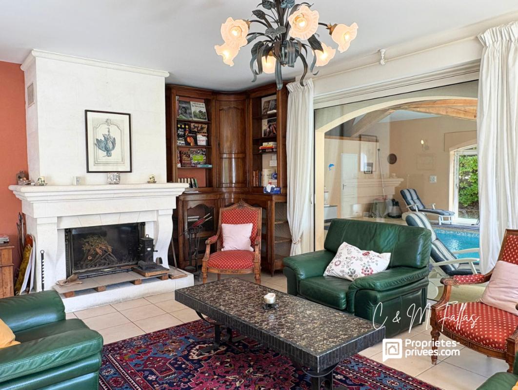 MALAUCENE VILLA de plain-pied ,170 m², piscine intérieure, parc arboré, garage 6