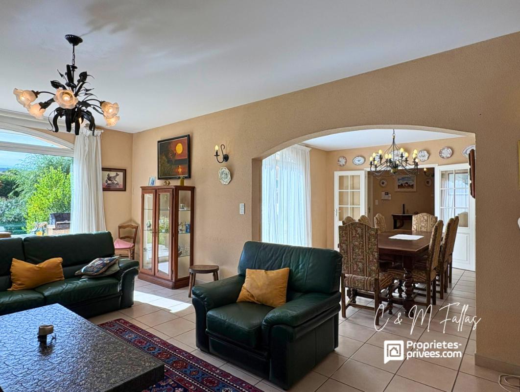 MALAUCENE VILLA de plain-pied ,170 m², piscine intérieure, parc arboré, garage 7