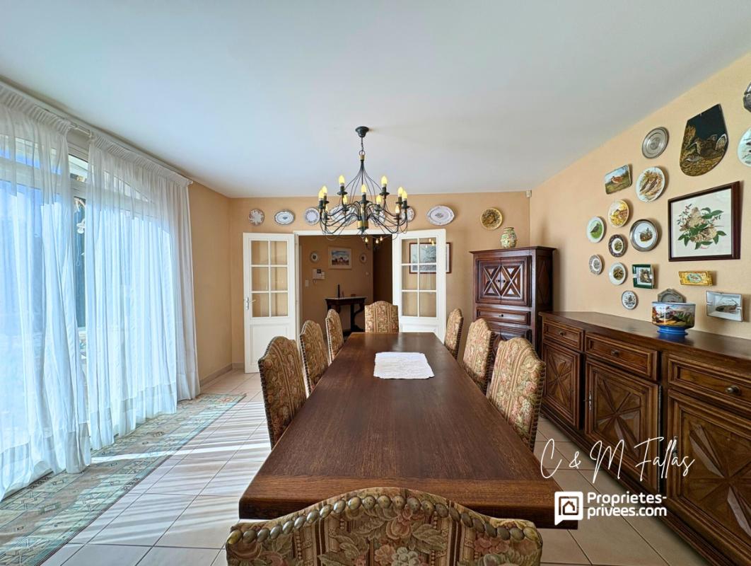 MALAUCENE VILLA de plain-pied ,170 m², piscine intérieure, parc arboré, garage 8