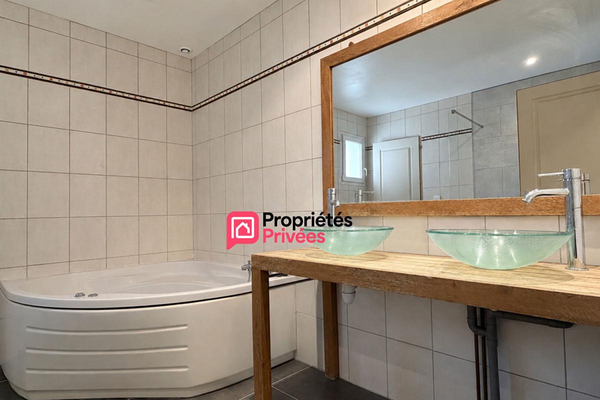 CHARBONNIERES-LES-VARENNES Coup de coeur maison T6 de plain-pied de 195m², terrain 1200m² PAUGNAT 63410 12