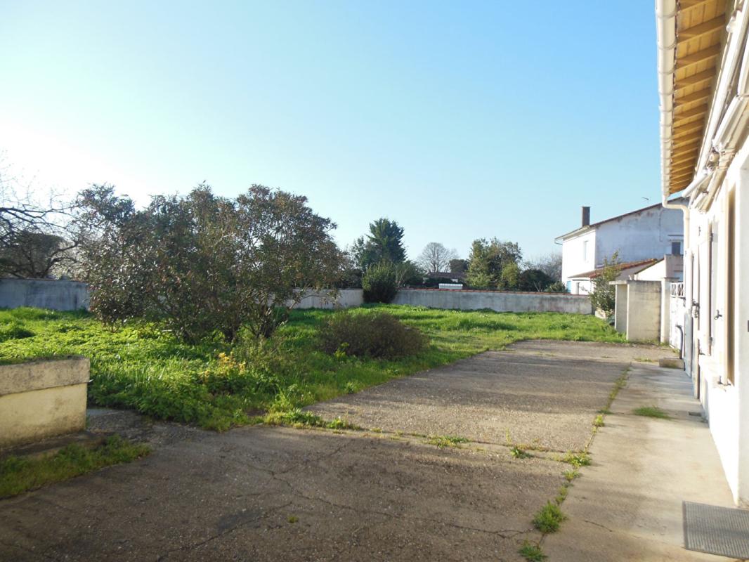SAINT-SULPICE-DE-ROYAN Maison de village, centre-ville 2 min à pied dans un environnement calme 5