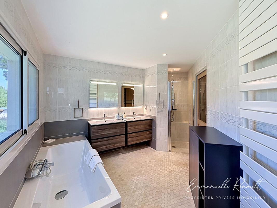 BADEN BADEN · Propriété d'exception avec vue panoramique · Piscine miroir et jacuzzi 11