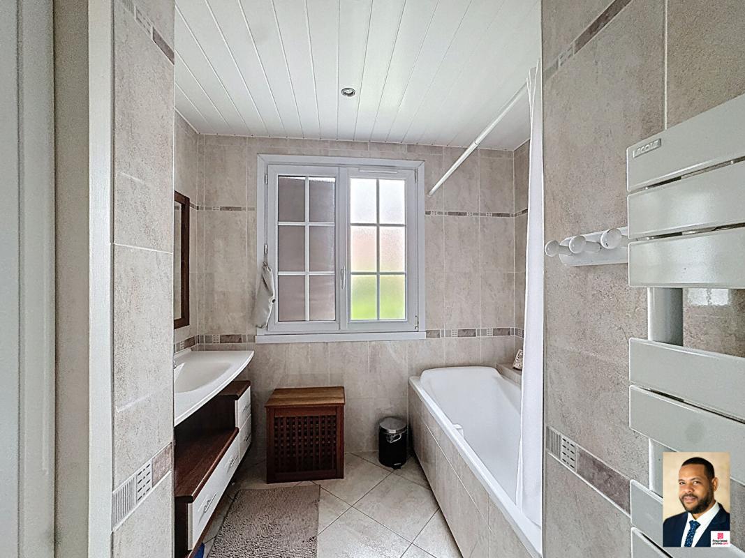 LE PLESSIS-PATE Maison Le Plessis Pate 7 pièce(s) 5