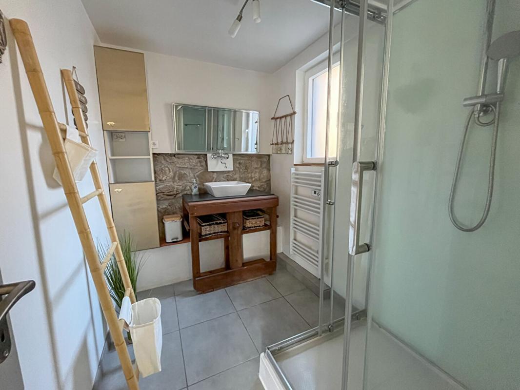 FIGANIERES VILLA INDIVIDUELLE AVEC APPART T3 INDEPENDANT 13