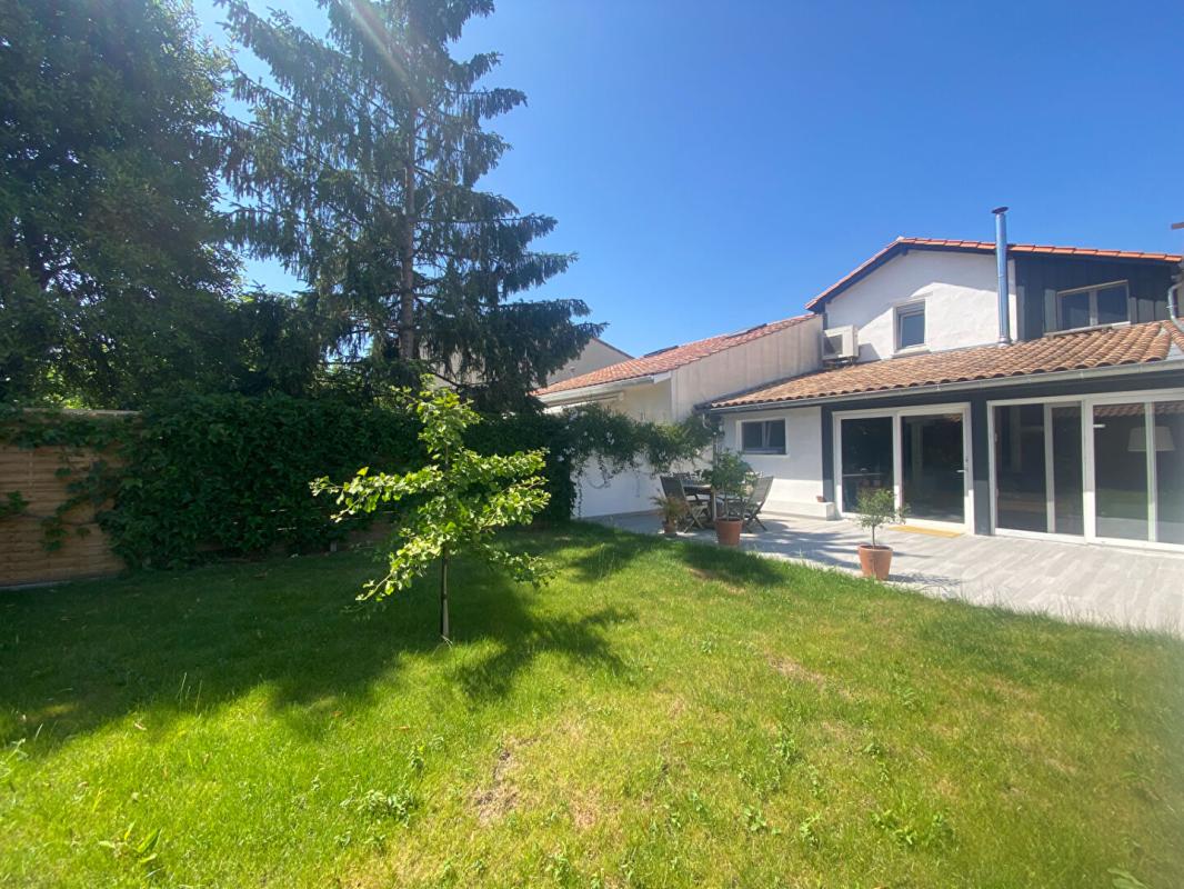 BORDEAUX Maison rénovée 4 chambres et beau jardin 1