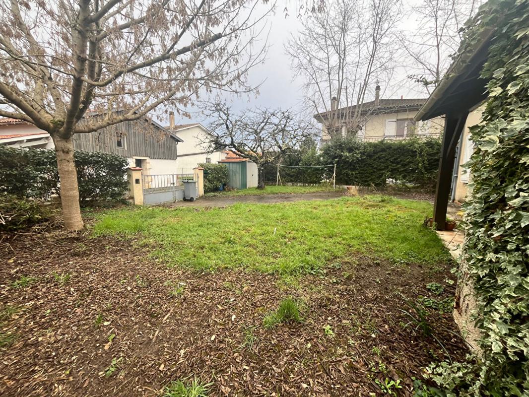 VILLENEUVE-SUR-LOT maison mitoyenne 3 chambres, jardin de 310 m2 2