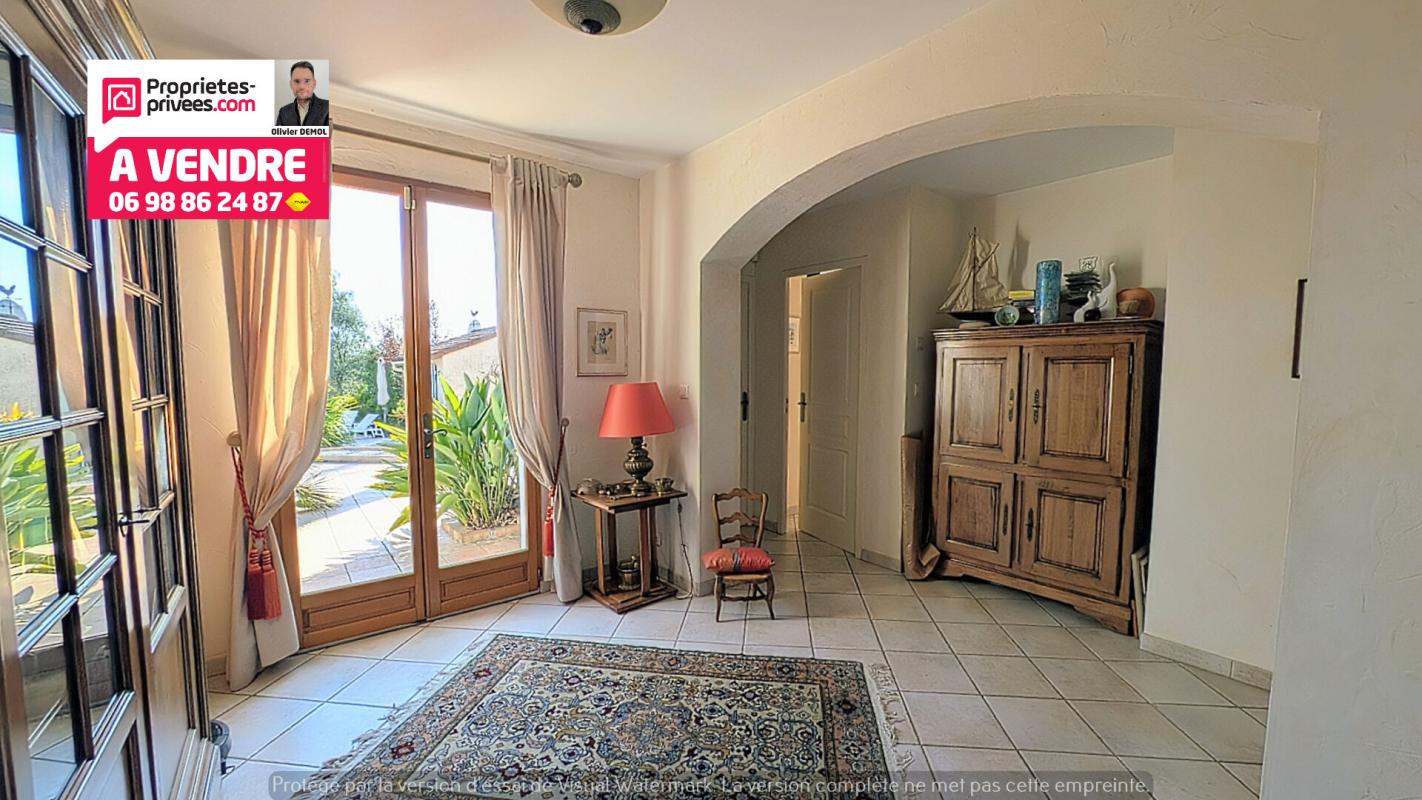 TOURRETTES ELEGANTE VILLA DE PLAIN-PIED ET DE 4 CHAMBRES. 150 m² .Calme et résidentiel ! 12