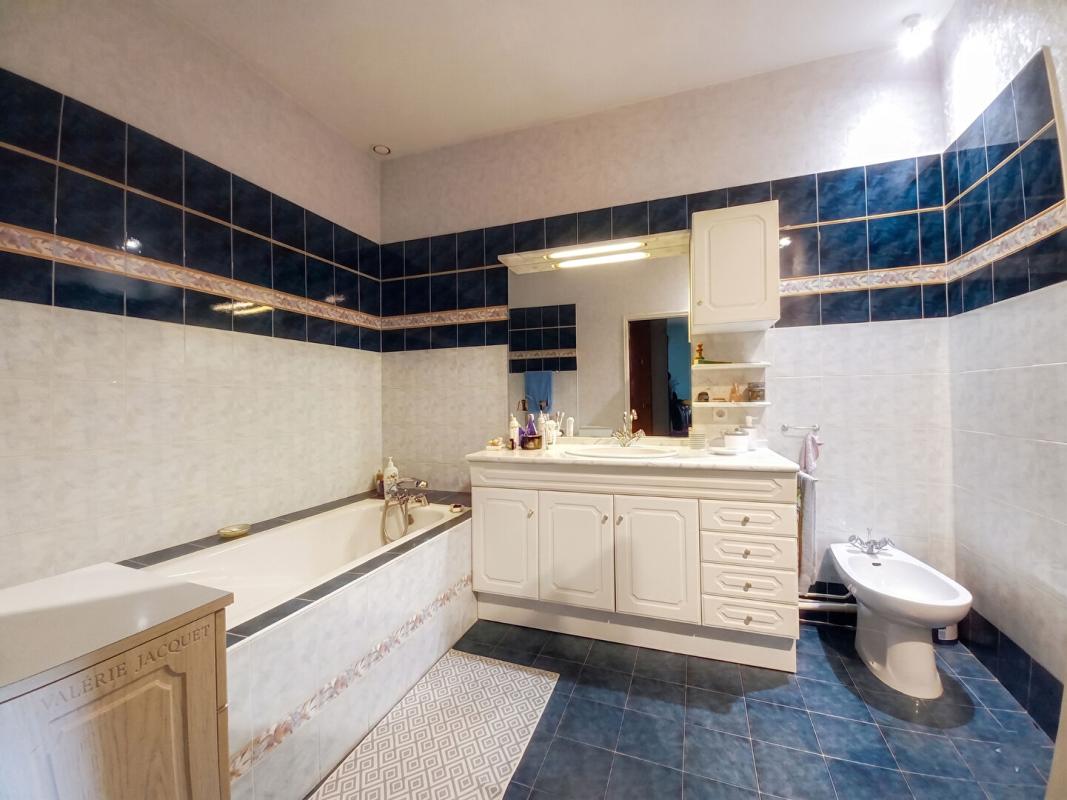 COUTRAS Centre ville: Demeure d'Exception : L'Équilibre Parfait entre Caractère et Volume 10