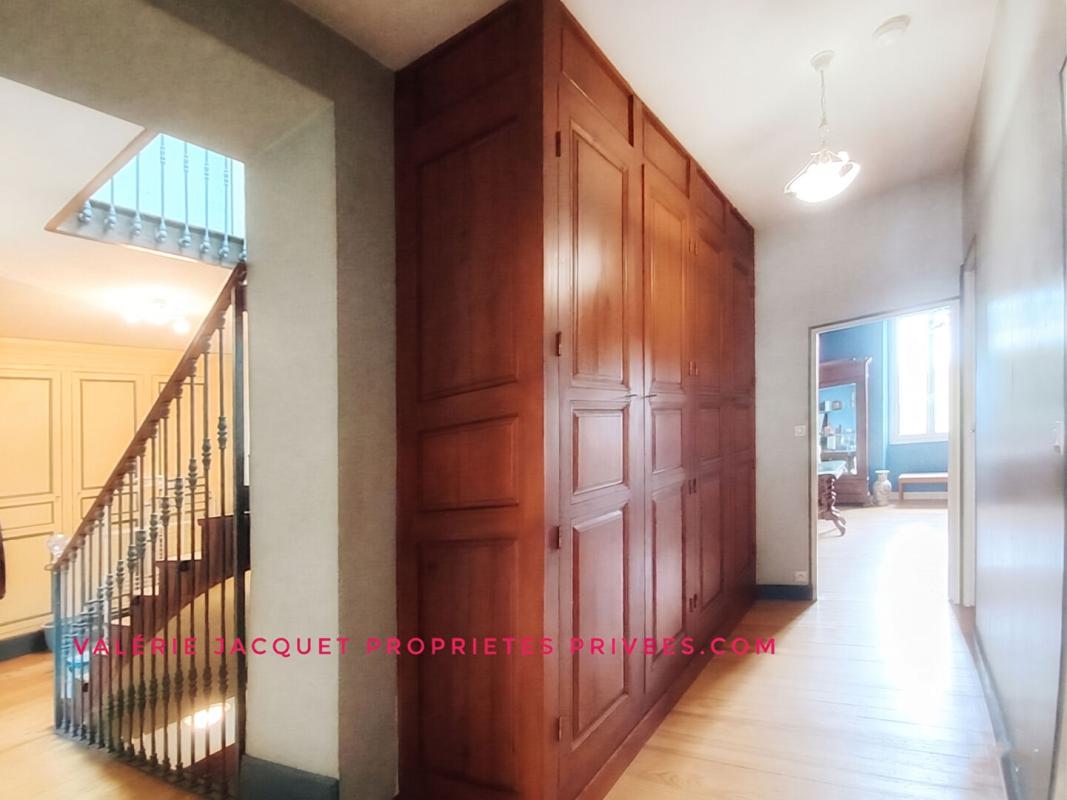 COUTRAS Centre ville: Demeure d'Exception : L'Équilibre Parfait entre Caractère et Volume 13