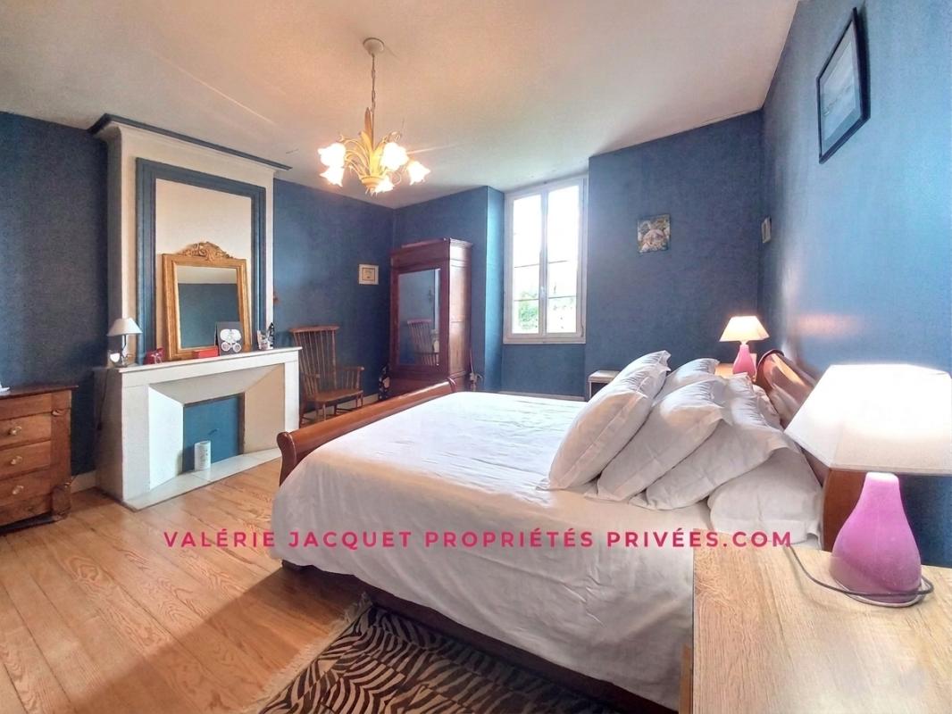 COUTRAS Centre ville: Demeure d'Exception : L'Équilibre Parfait entre Caractère et Volume 5