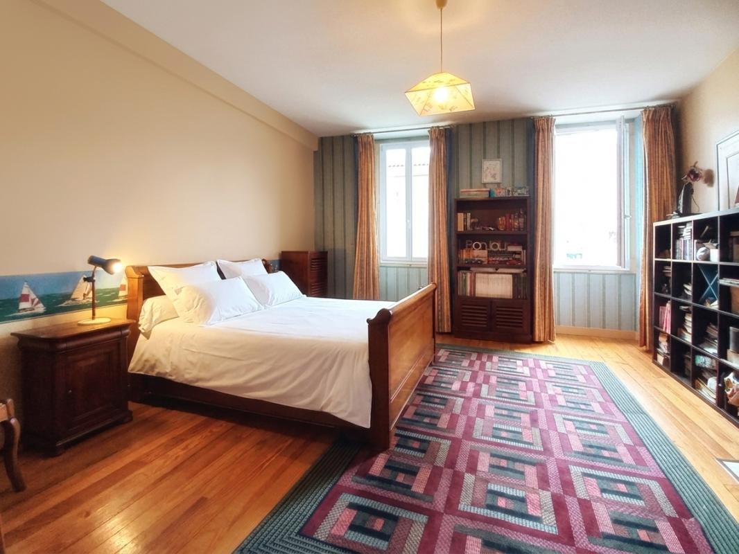 COUTRAS Centre ville: Demeure d'Exception : L'Équilibre Parfait entre Caractère et Volume 6