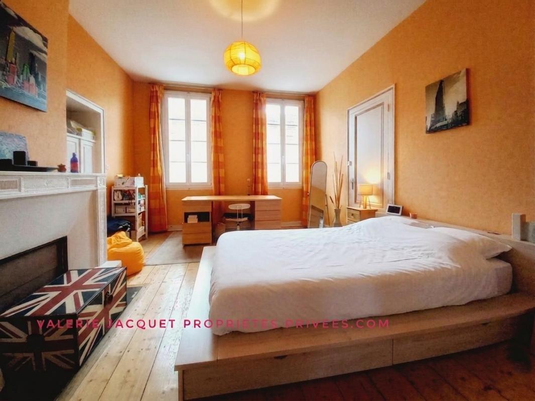 COUTRAS Centre ville: Demeure d'Exception : L'Équilibre Parfait entre Caractère et Volume 7