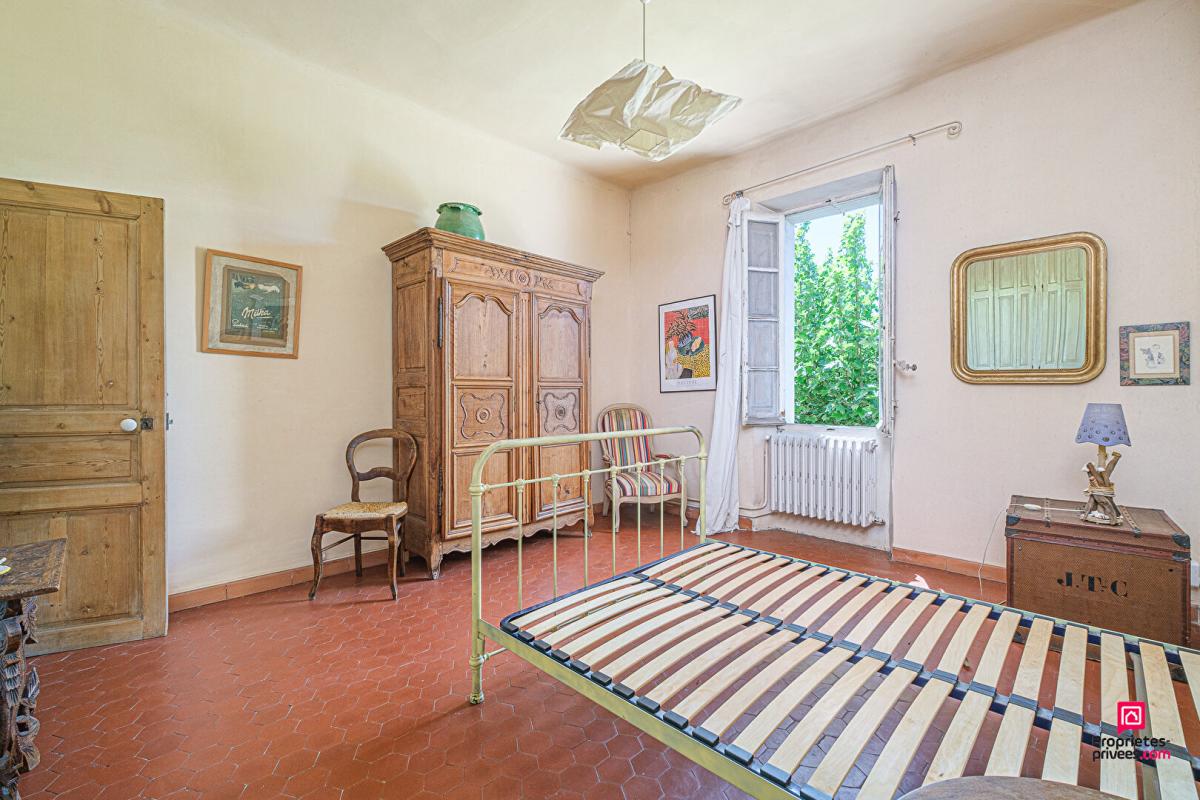 MARSEILLE-11E-ARRONDISSEMENT Maison 10 pièce(s) 330 m2 avec terrain 4000 m² et Piscine 15