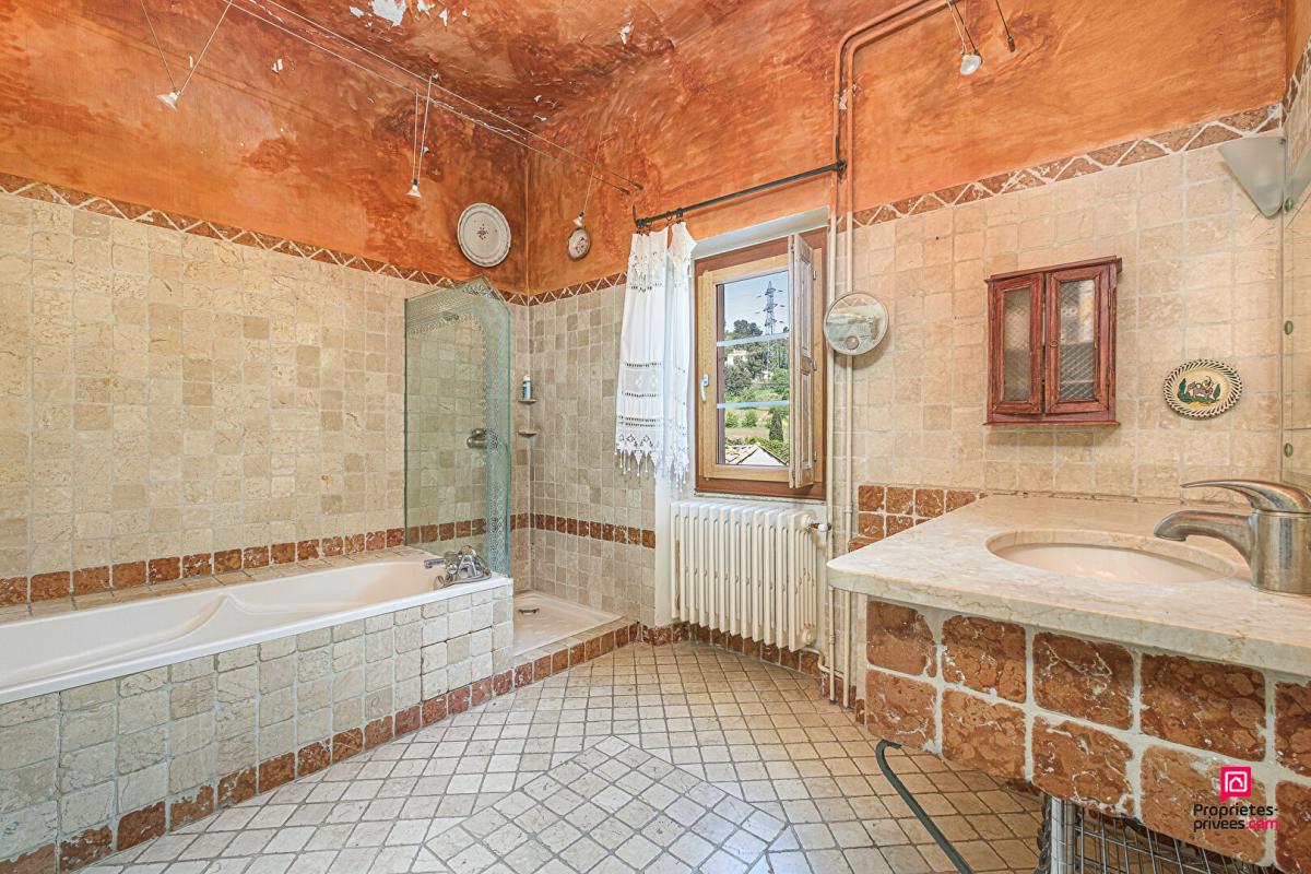 MARSEILLE-11E-ARRONDISSEMENT Maison 10 pièce(s) 330 m2 avec terrain 4000 m² et Piscine 18