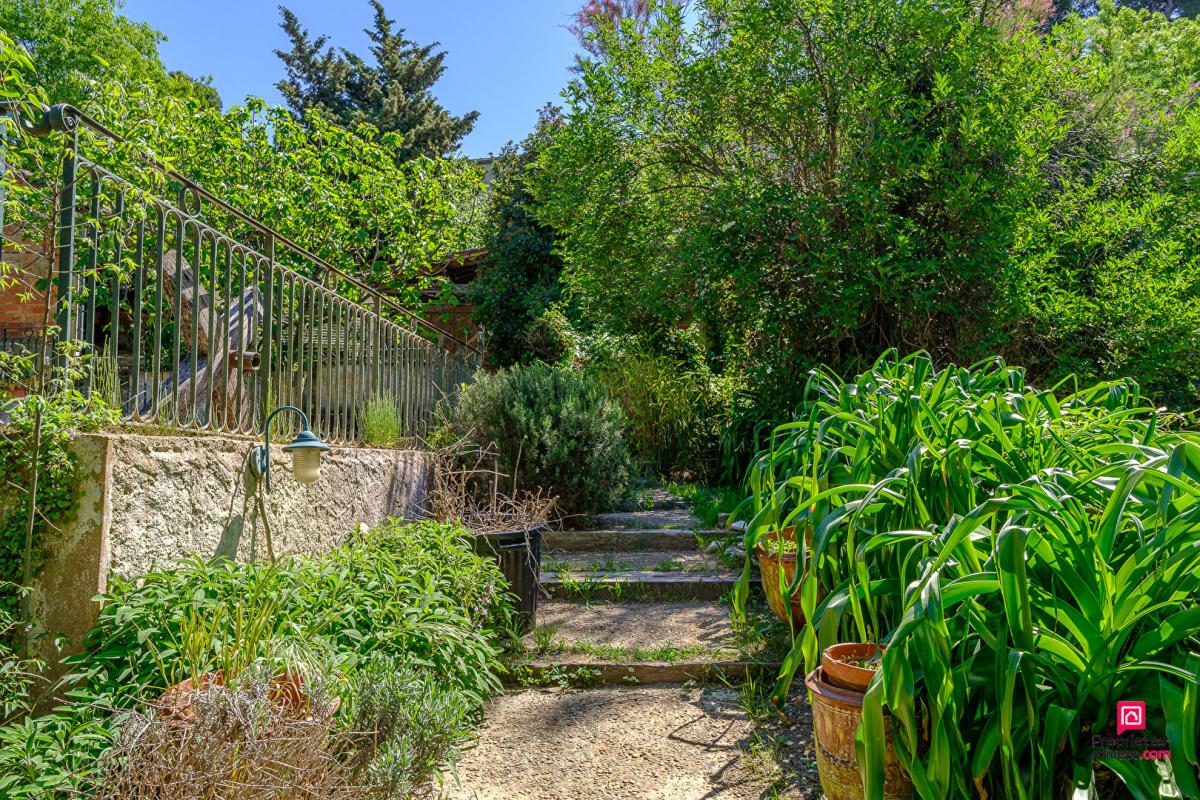 MARSEILLE-11E-ARRONDISSEMENT Maison 10 pièce(s) 330 m2 avec terrain 4000 m² et Piscine 2