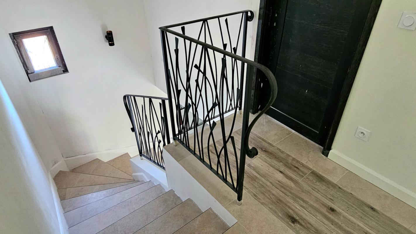 CLAVIERS Claviers , Var . Villa contemporaine avec vue dégagée, piscine et terrain de 5800 m² 11