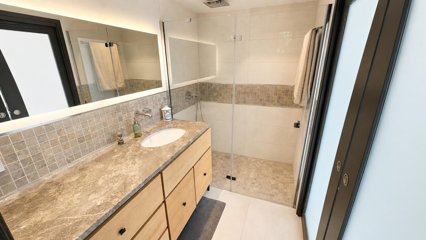 CLAVIERS Claviers , Var . Villa contemporaine avec vue dégagée, piscine et terrain de 5800 m² 8