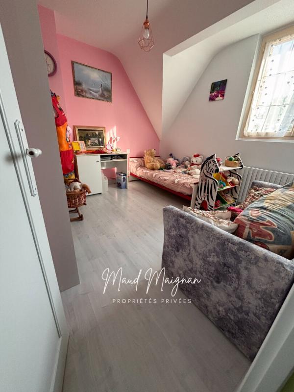 SEGRE Propriété familiale, très beaux volumes, piscine et atelier, cadre calme et sans vis-à-vis 12