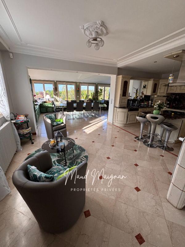 SEGRE Propriété familiale, très beaux volumes, piscine et atelier, cadre calme et sans vis-à-vis 8